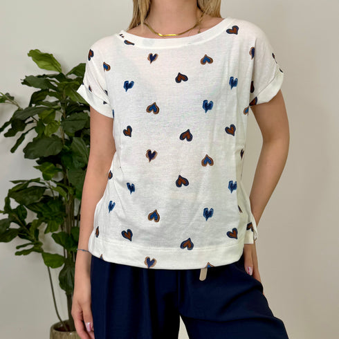 T-shirt in fantasia con cuori