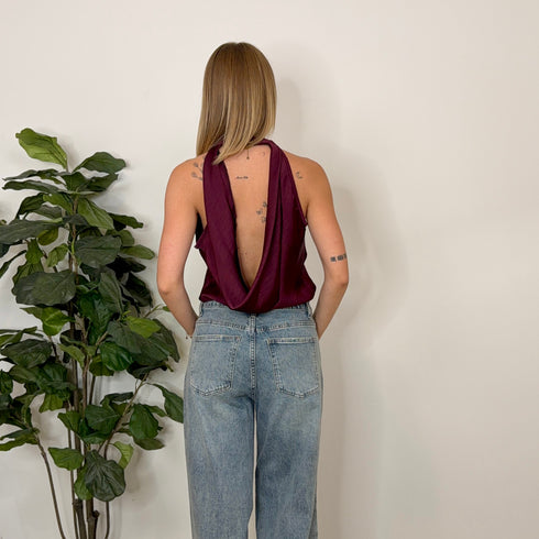 Top halter con scollo
