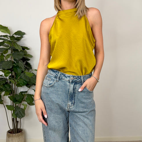 Top halter con scollo