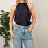 Top halter con scollo