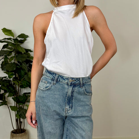 Top halter con scollo