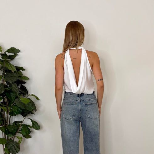 Top halter con scollo