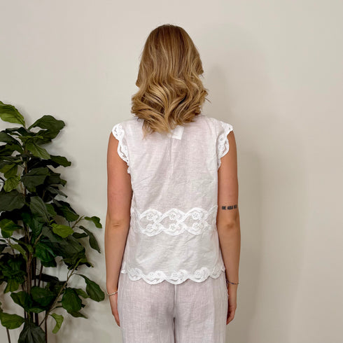 Camicia smanicata con ricami
