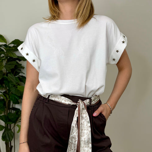 T-shirt con borchie